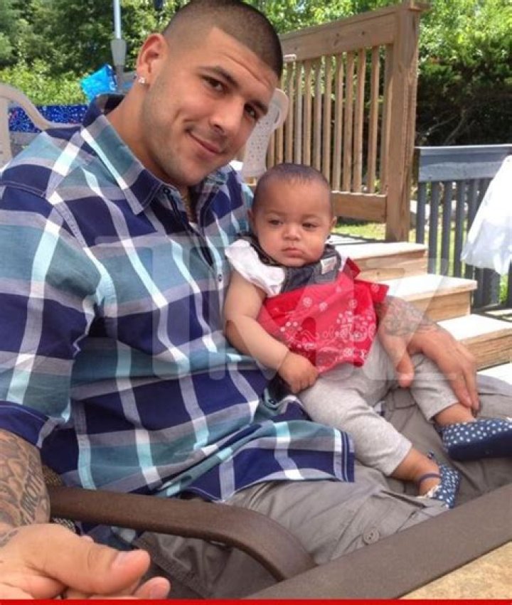 Aaron Hernandez Biography - Facts, Childhood, Family Life & Achievements