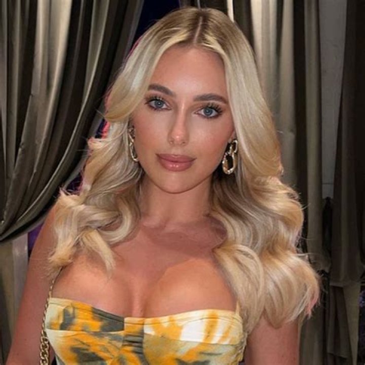 Amber Turner in Bathing Suit Goes "To the Beach" — Celebwell