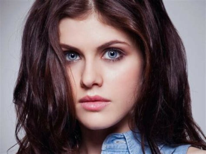 Are Alexandra Daddario’s eyes naturally blue?