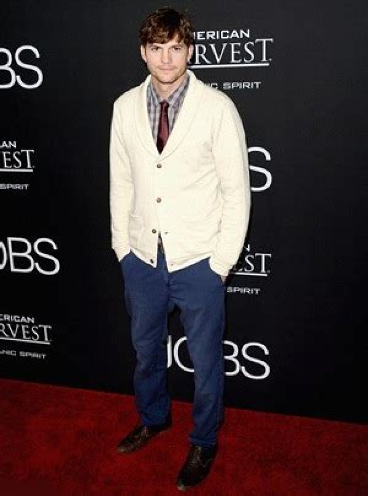 Ashton Kutcher Favorite Color Food Song Sports Team Books Hobbies Biography