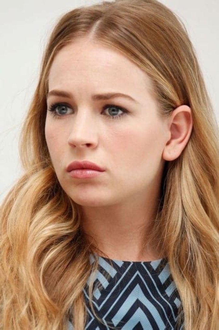 Britt Robertson Biography - Facts, Childhood, Family Life & Achievements