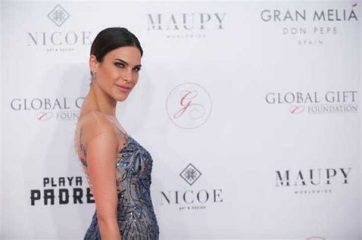 Carla Barber in Bathing Suit Says "Relax and Disconnect" — Celebwell