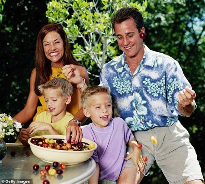 Cole Sprouse family, girlfriend, children, parents, siblings