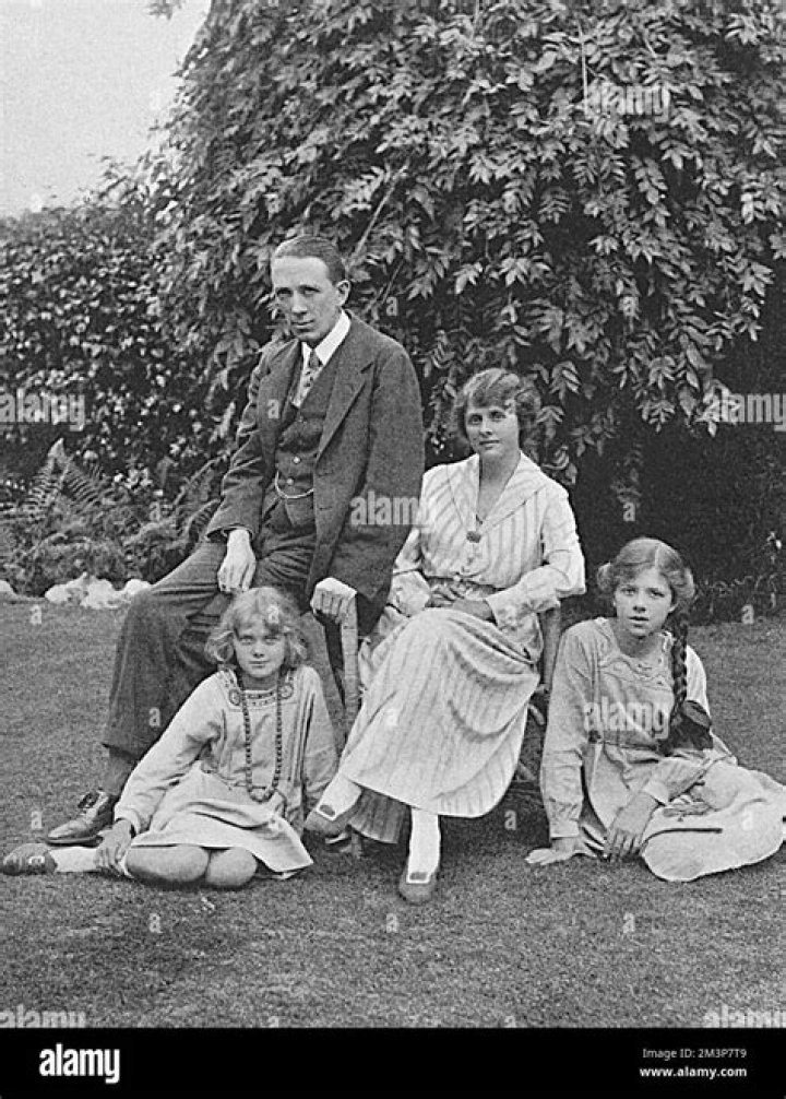 Daphne Du Maurier Biography - Facts, Childhood, Family Life & Achievements