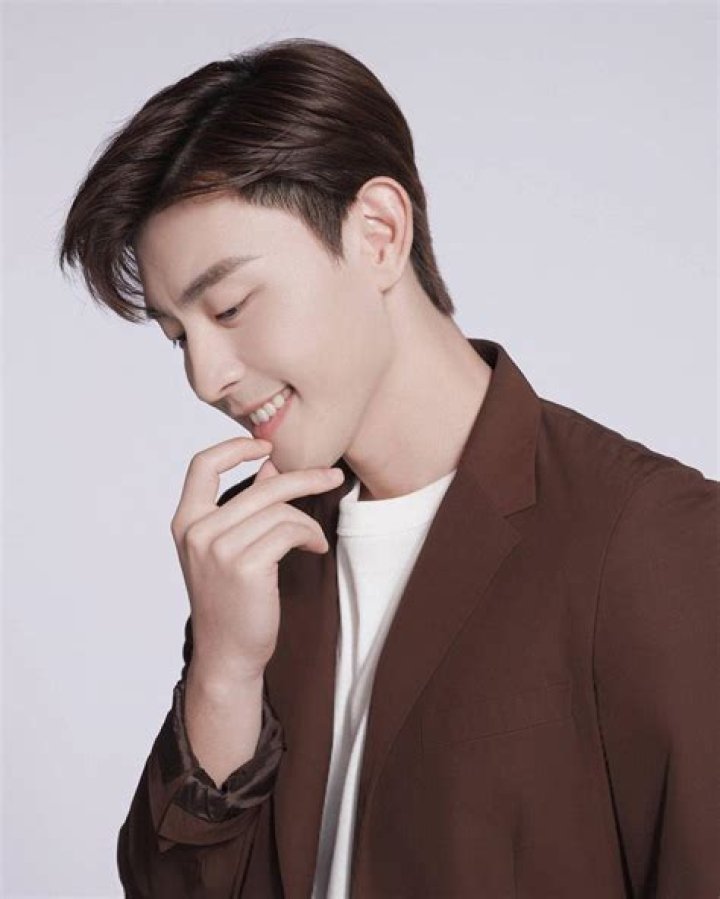 Deng Lun - Bio, Facts, Family Life of Chinese Actor