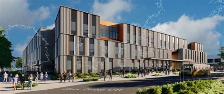 Did Iga Swiatek go to high school or college?