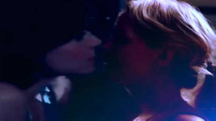 Do Emma Swan and Regina Mills kiss? – Celebrity