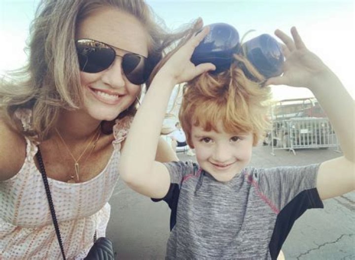 Does Lindy Thackston have children?