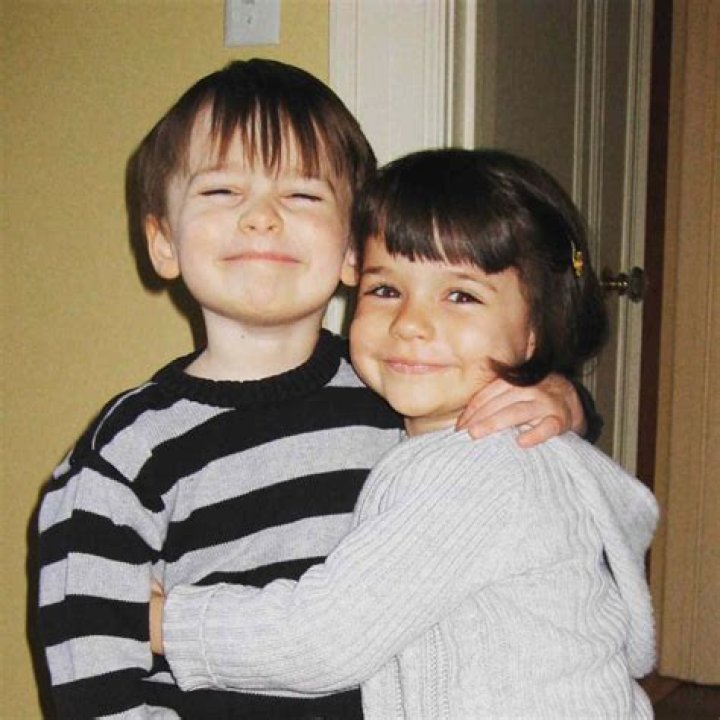 Does Noah Schnapp have a brother? Is Noah Schnapp a twin? Who is Noah Schnapps twin sister?