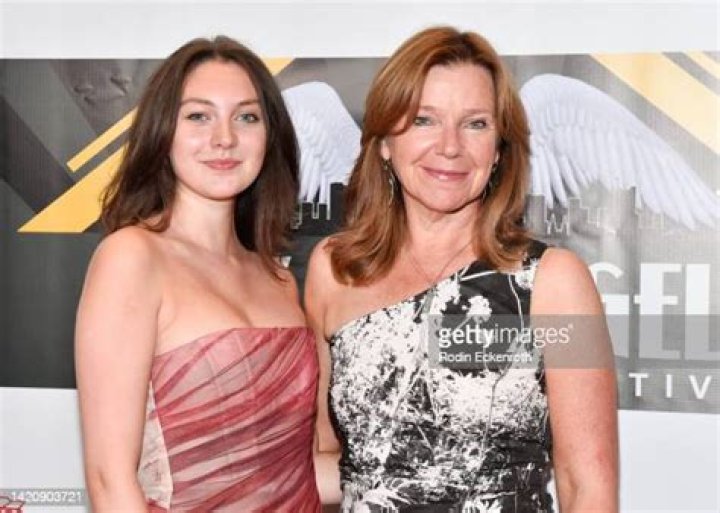 Elizabeth Dormer Phillips Wiki, Age, Parents, Height & Boyfriend