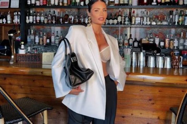 Emily Ratajkowski Shows Off Her Unbelievable Curves In New Video That’s Going Viral