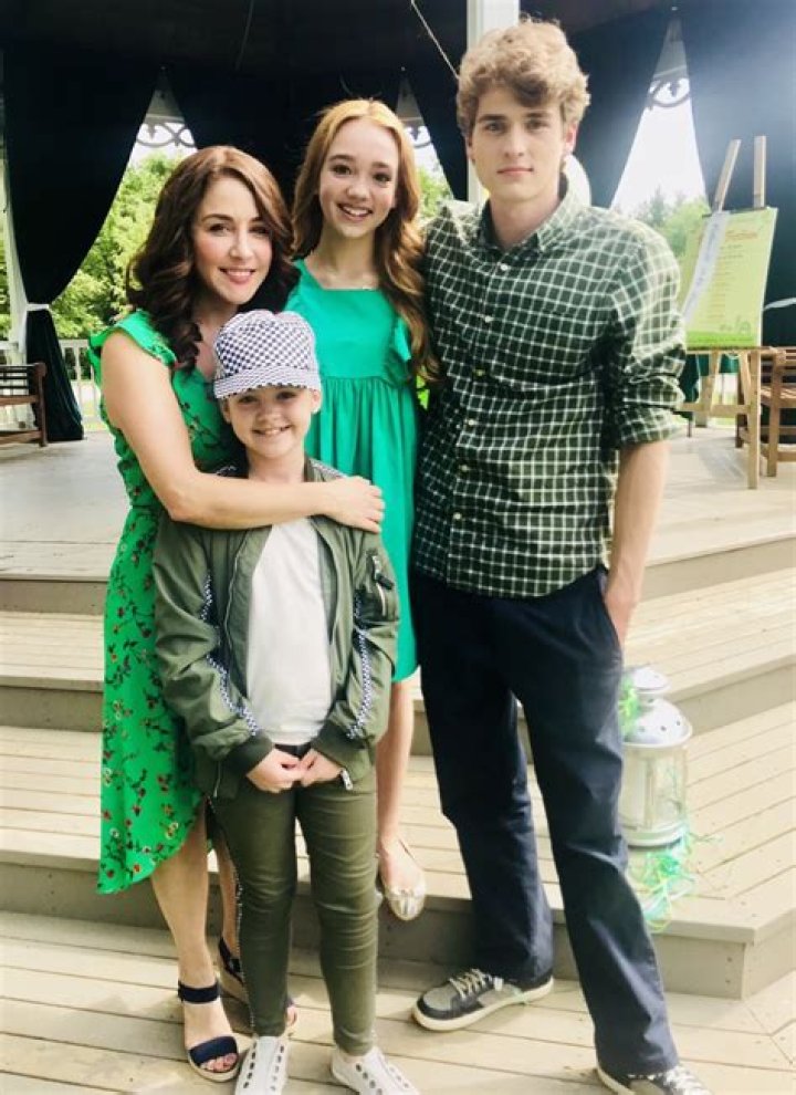 Erin Karpluk Biography - Facts, Childhood, Family Life & Achievements