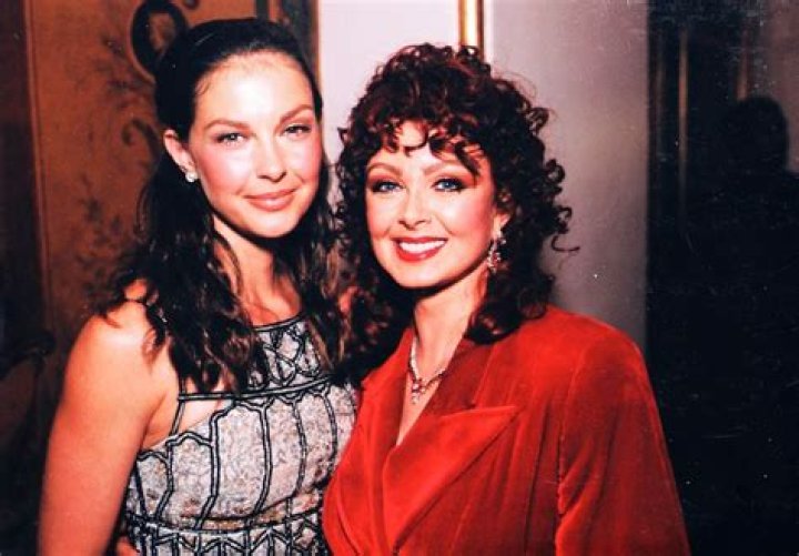 Is Naomi Judd's mother still alive?
