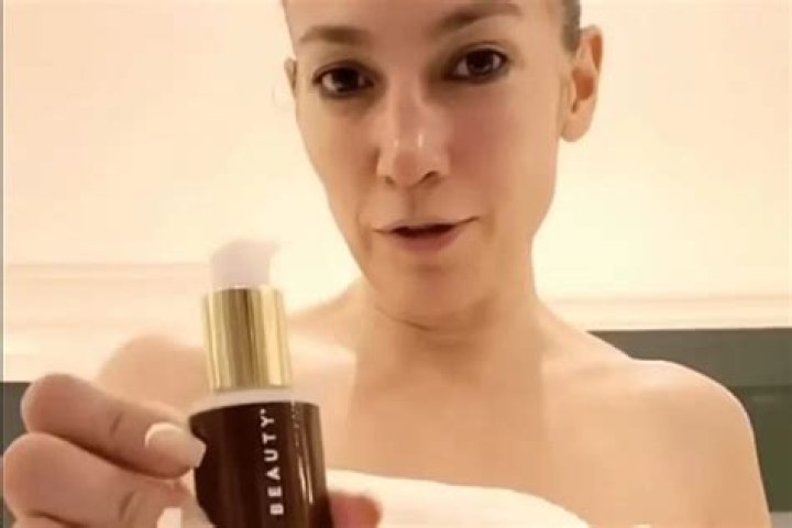 Jennifer Lopez showed the difference between well-groomed skin and a glamorous look