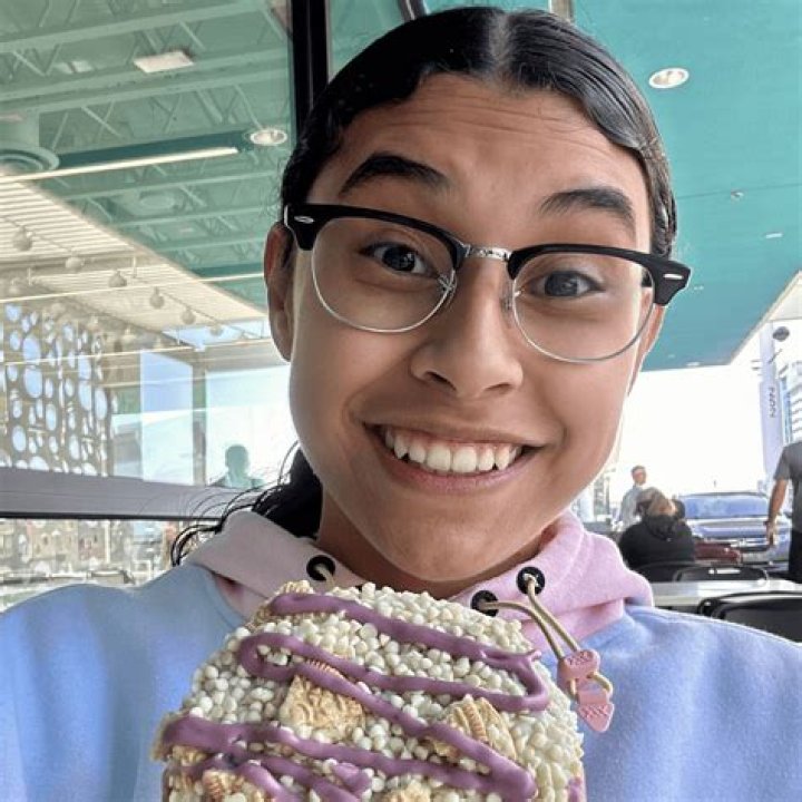 Jenny Hoyos Ютубер шолу