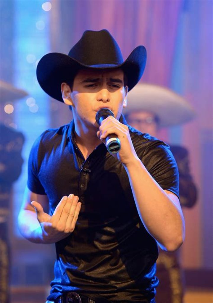 Juan Gabriel Biography - Facts, Childhood, Family Life & Achievements of Singer