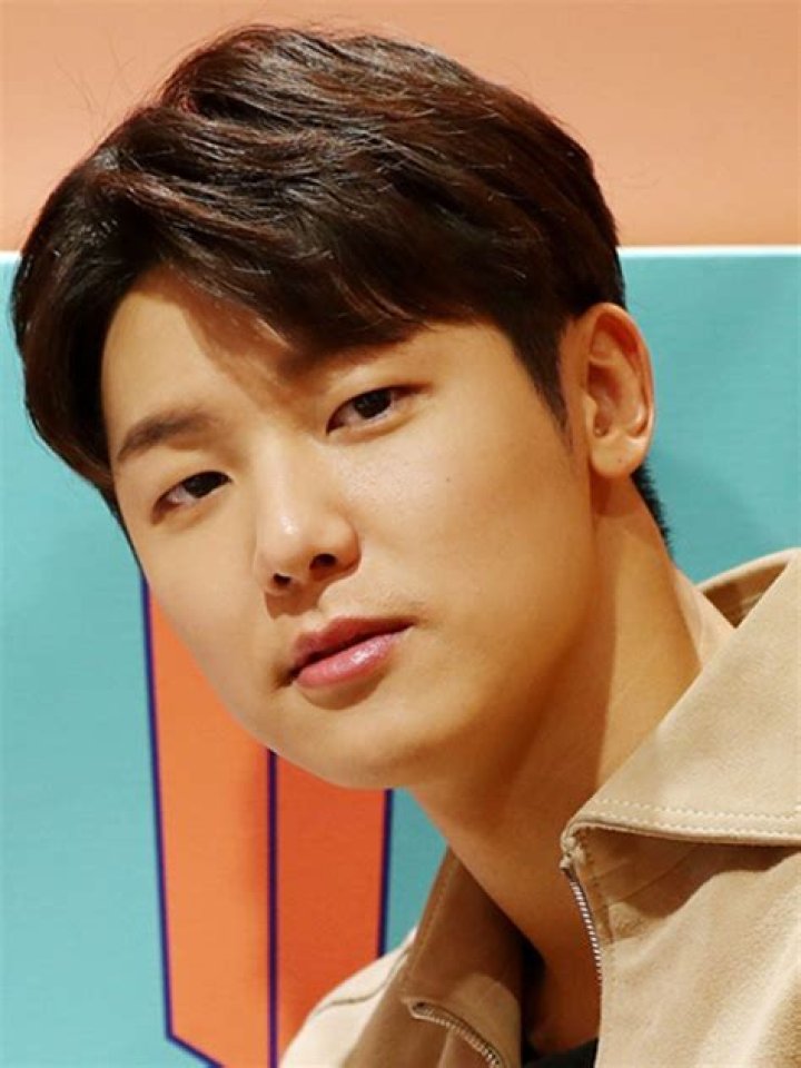 Kang Min-hyuk Biography - Facts, Childhood, Family & Achievements of South Korean Singer & Actor