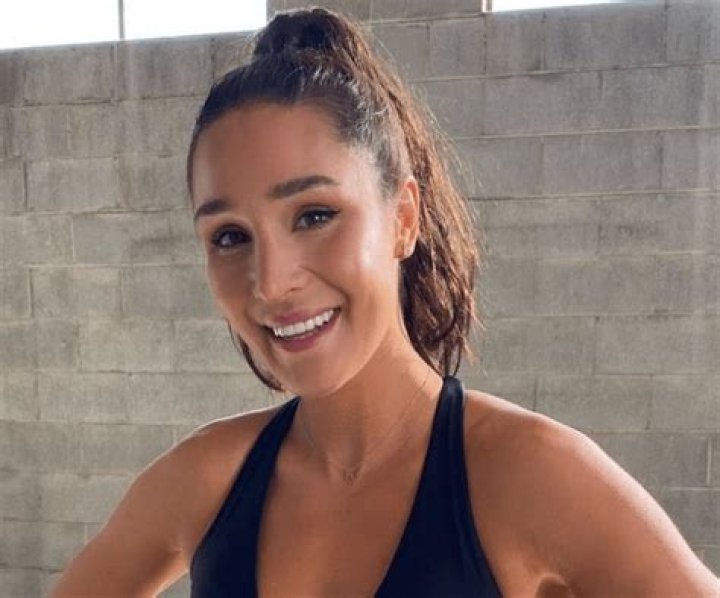 Kayla Itsines in Two-Piece Workout Gear Is “Nonstop Inspiration” — Celebwell