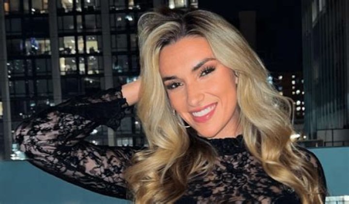 Kayla Simmons Shares Swimsuit Video Selfie