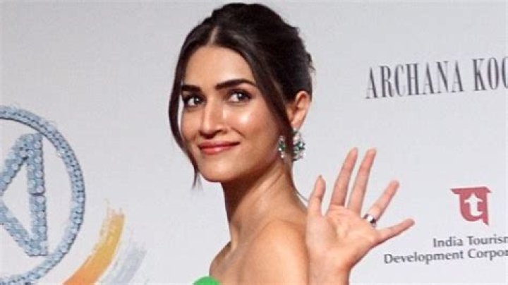 Kriti Sanon in Two-Piece Workout Gear Has a "Glute Morning"