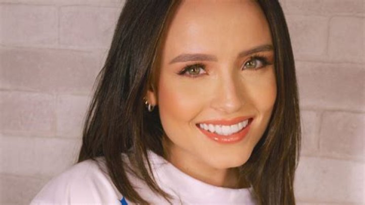 Larissa Manoela Net Worth & Earnings (2024)