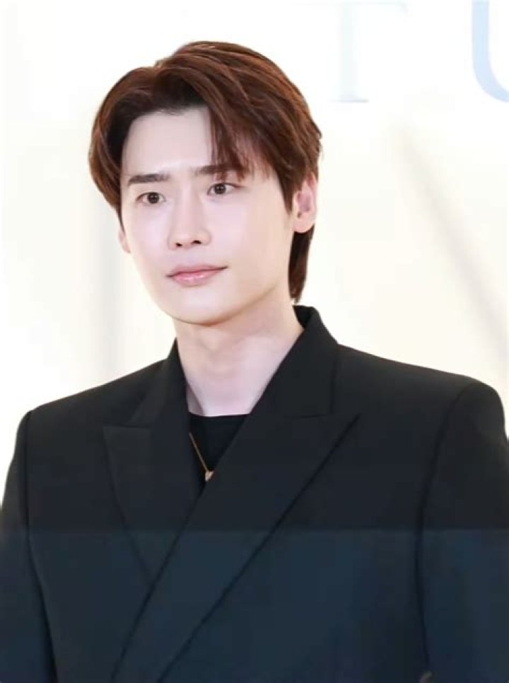 Lee Jong–suk Biography - Facts, Childhood, Family Life & Achievements