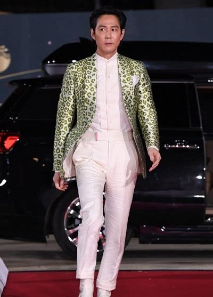 Lee Jung-jae Height Weight Shoe Size Measurements Family