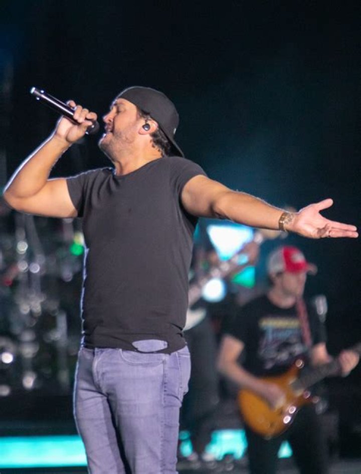 Luke Bryan Biography - Facts, Childhood, Family Life & Achievements