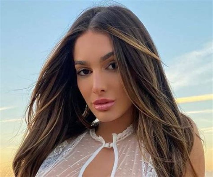 Lyna Perez – Bio, Facts, Family Life of Instagram Model