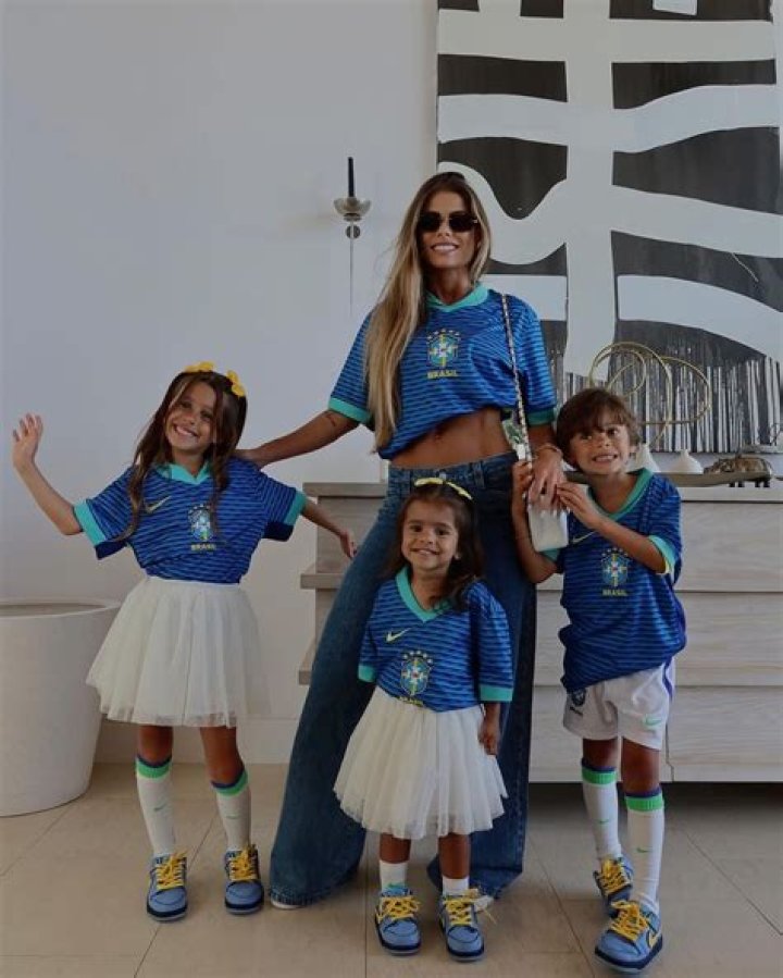 Marquinhos family, wife, children, parents, siblings