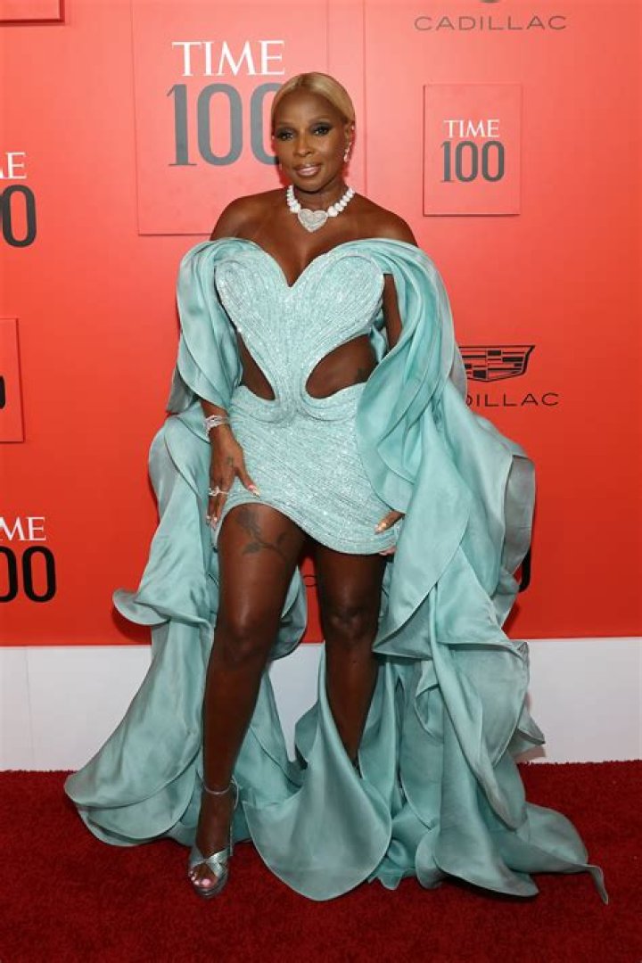 Mary J. Blige in Bathing Suit Has "Summer Fun" — Celebwell