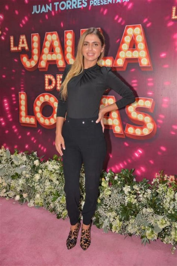 Michelle Renaud in Bathing Suit Says "Get on the Ice" — Celebwell