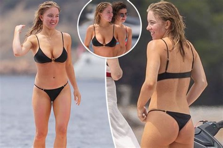 Modern Family's Elizabeth Banks Shares Swimsuit Photo of “Anniversary Trip”