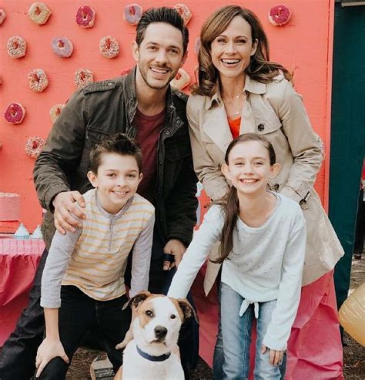 Nikki DeLoach Biography - Facts, Childhood, Family Life & Achievements