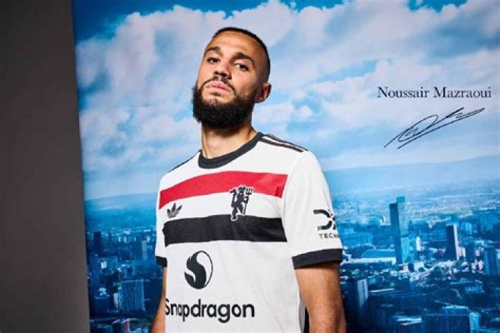 Noussair Mazraoui family, wife, children, parents, siblings