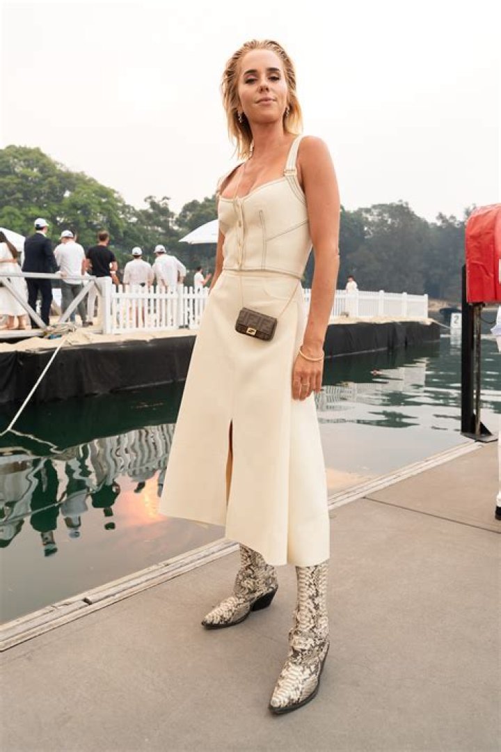 Pip Edwards in Bathing Suit Says "Aloha Hawaii" — Celebwell