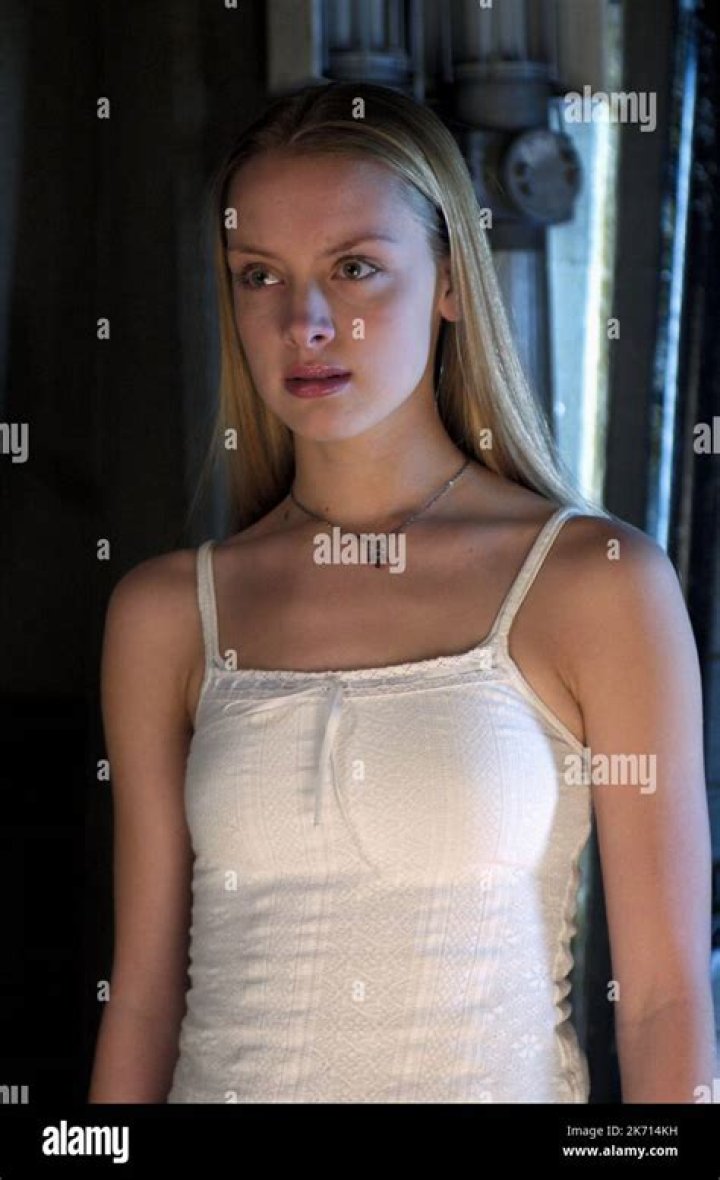 Rachel Skarsten Bra Size, Age, Weight, Height, Measurements