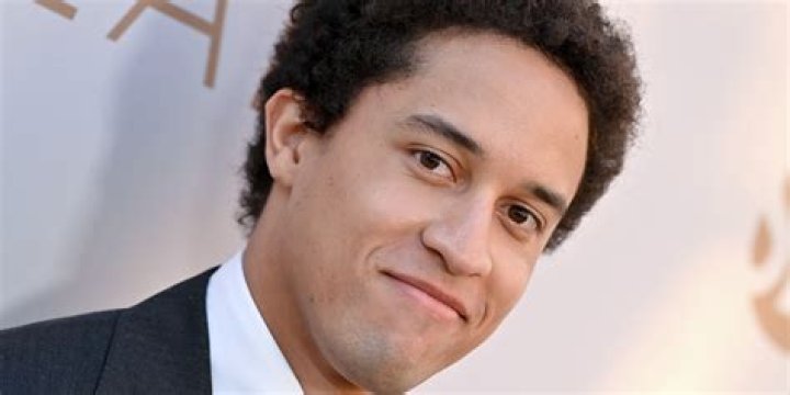 Robert De Niro Biography - Facts, Childhood, Family Life & Achievements