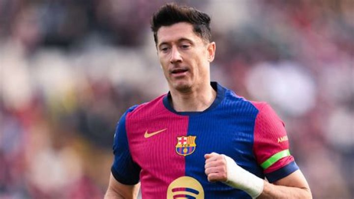 Robert Lewandowski salary per week at Barcelona