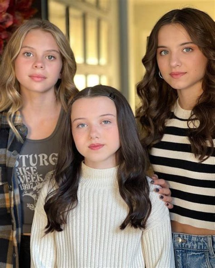 Scarlett Fernandez siblings: Who are Scarlett Fernandez siblings?