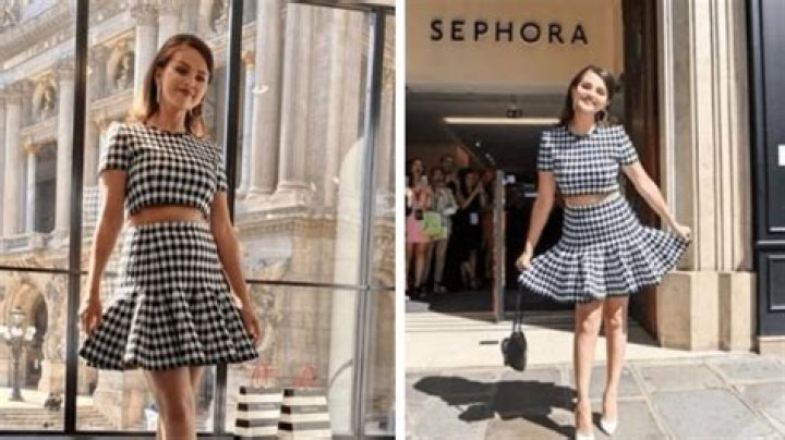 Selena Gomez Found A Miniskirt That Does Not Look Defiant And Suits Girls With Curves