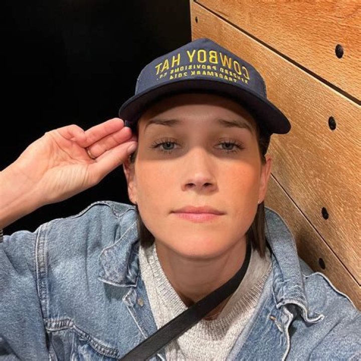 Shannon Beveridge - Bio, Facts, Family Life of YouTuber & Actress