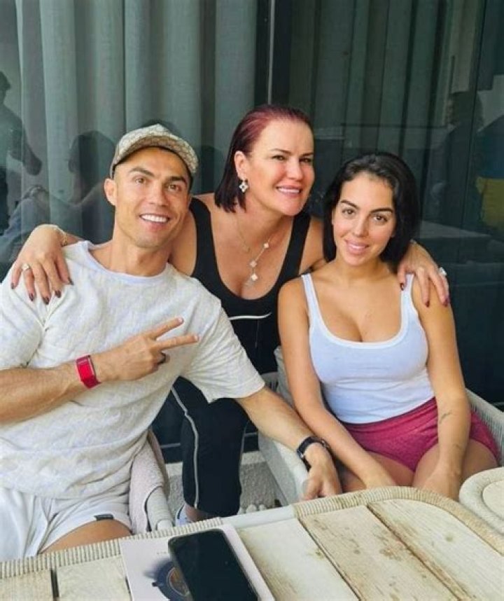 What does Cristiano Ronaldo sister Elma Aveiro do for a living?