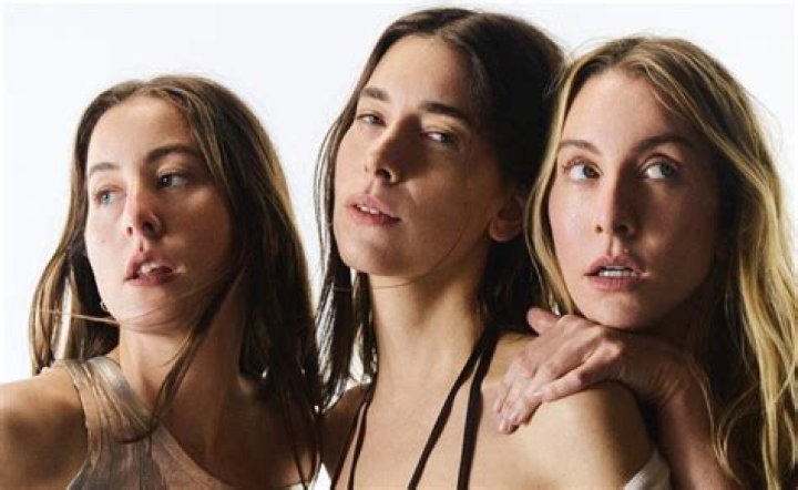 What is wrong with Este Haim? Why does Haim bassist make faces?