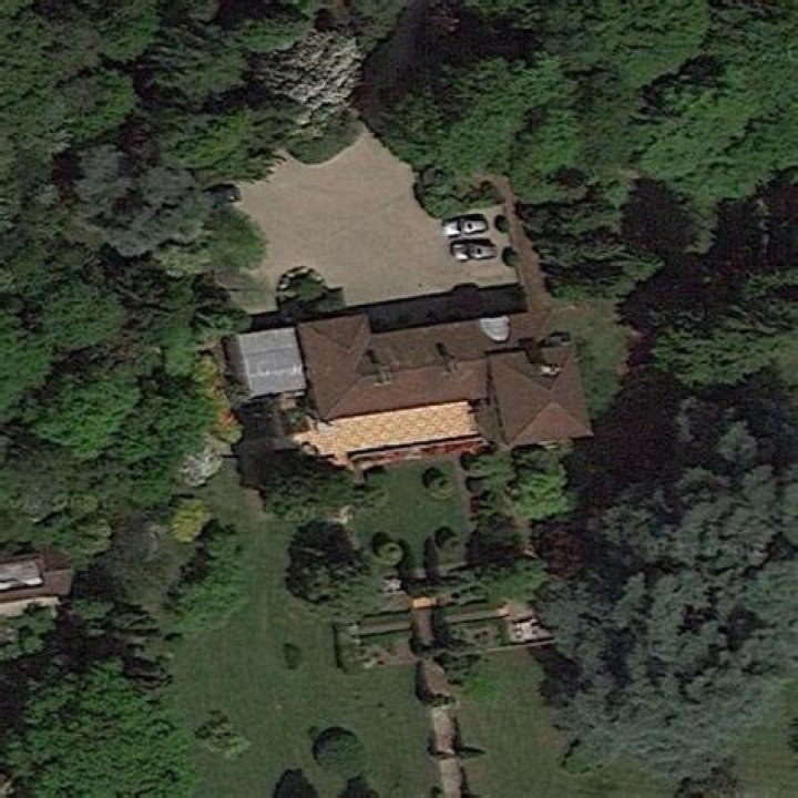 Where does Eric Clapton live?