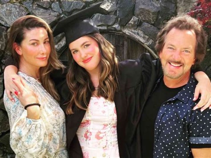 Who are Eddie Vedder siblings?