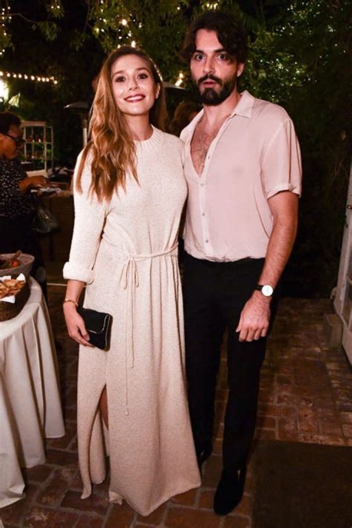 Who is Elizabeth Olsen husband Robbie Arnett?