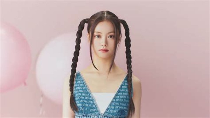 Who is Kim Garam, and why did she leave LE SSERAFIM?