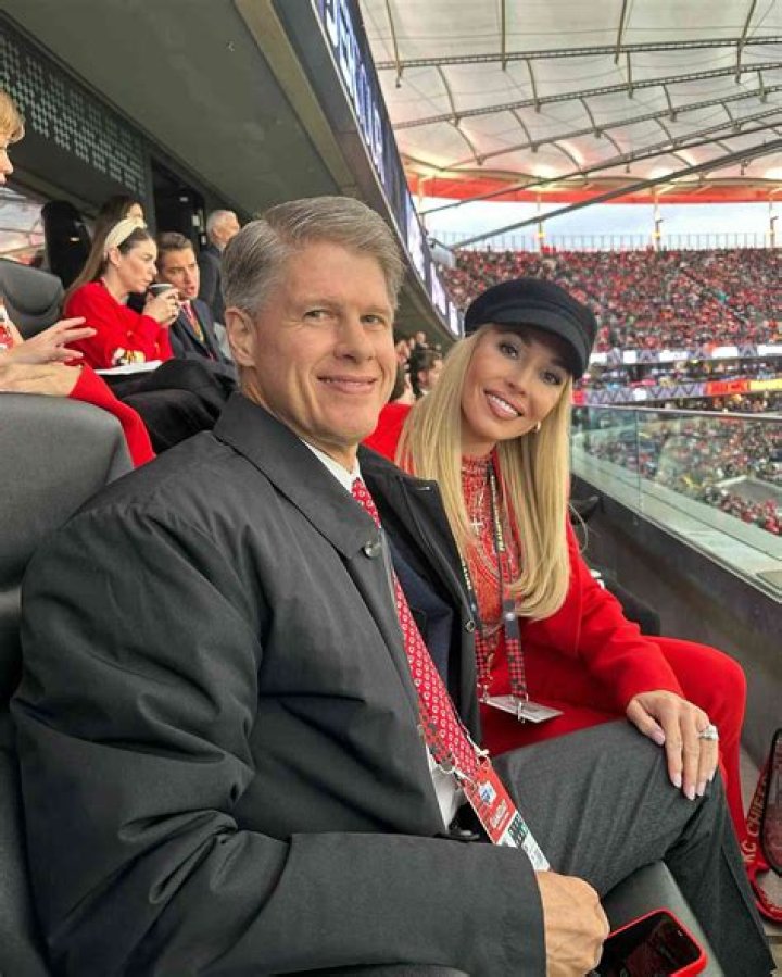 Who is Tavia Shackles, Clark Hunt’s wife?