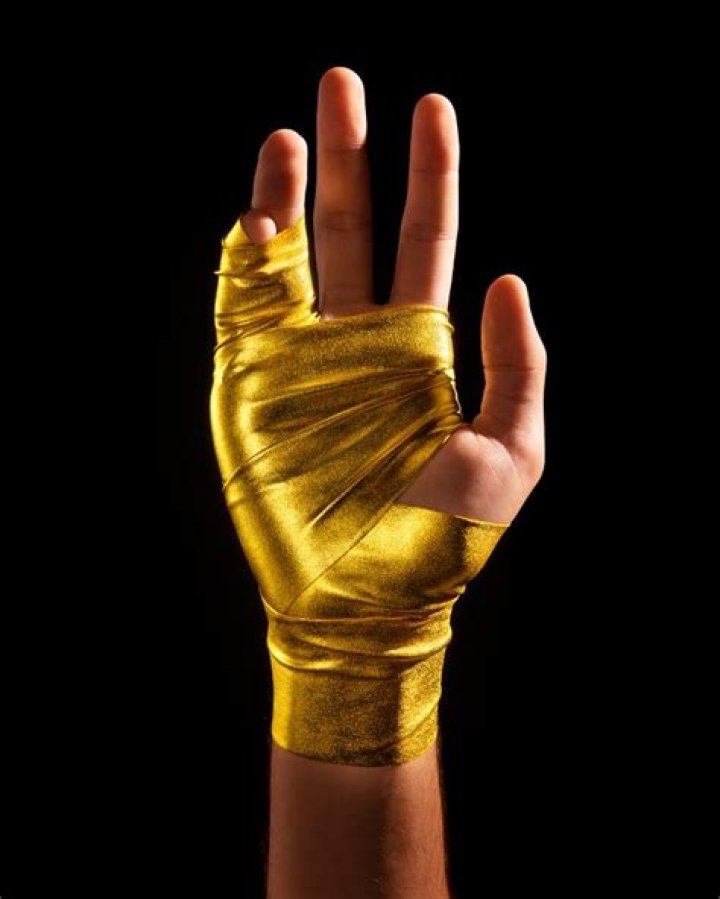 Why does Karim Benzema wear hand bandage?